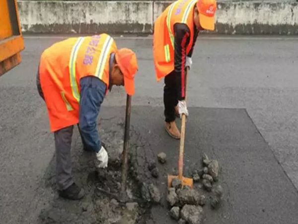 沥青路面刚完工怎么就起砂了?杭州老师傅表示材料和压路非常重要 道路起砂处理.jpg
